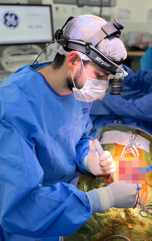Dr. Daniel Perini realizando cirurgia aberta da coluna