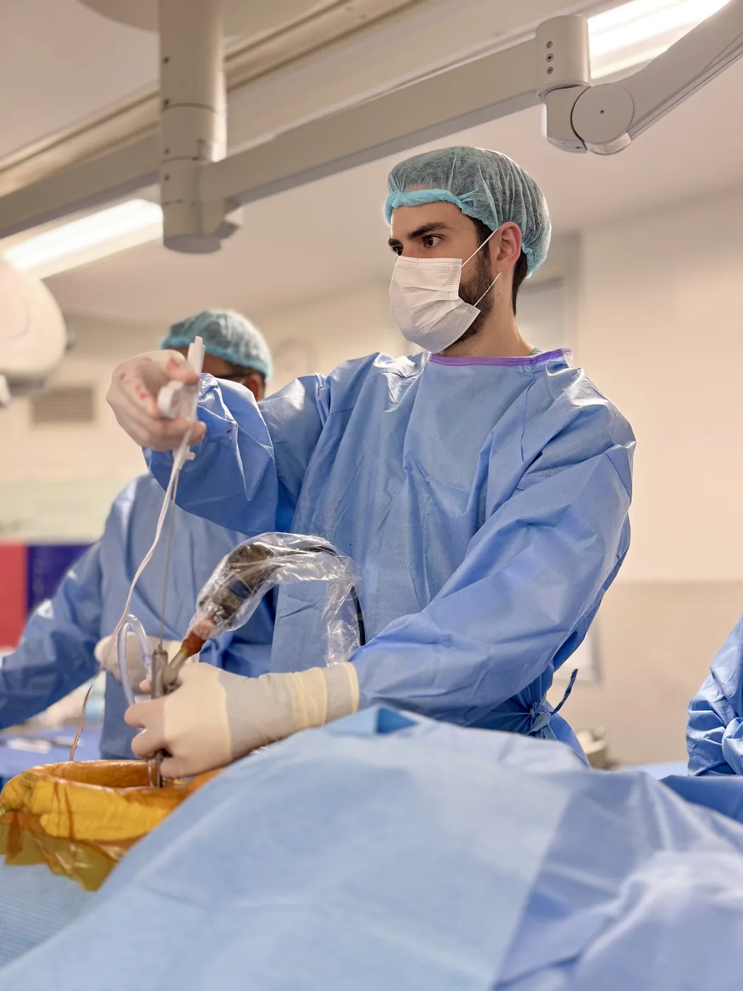 Dr. Daniel Perini realizando cirurgia endoscópica da coluna