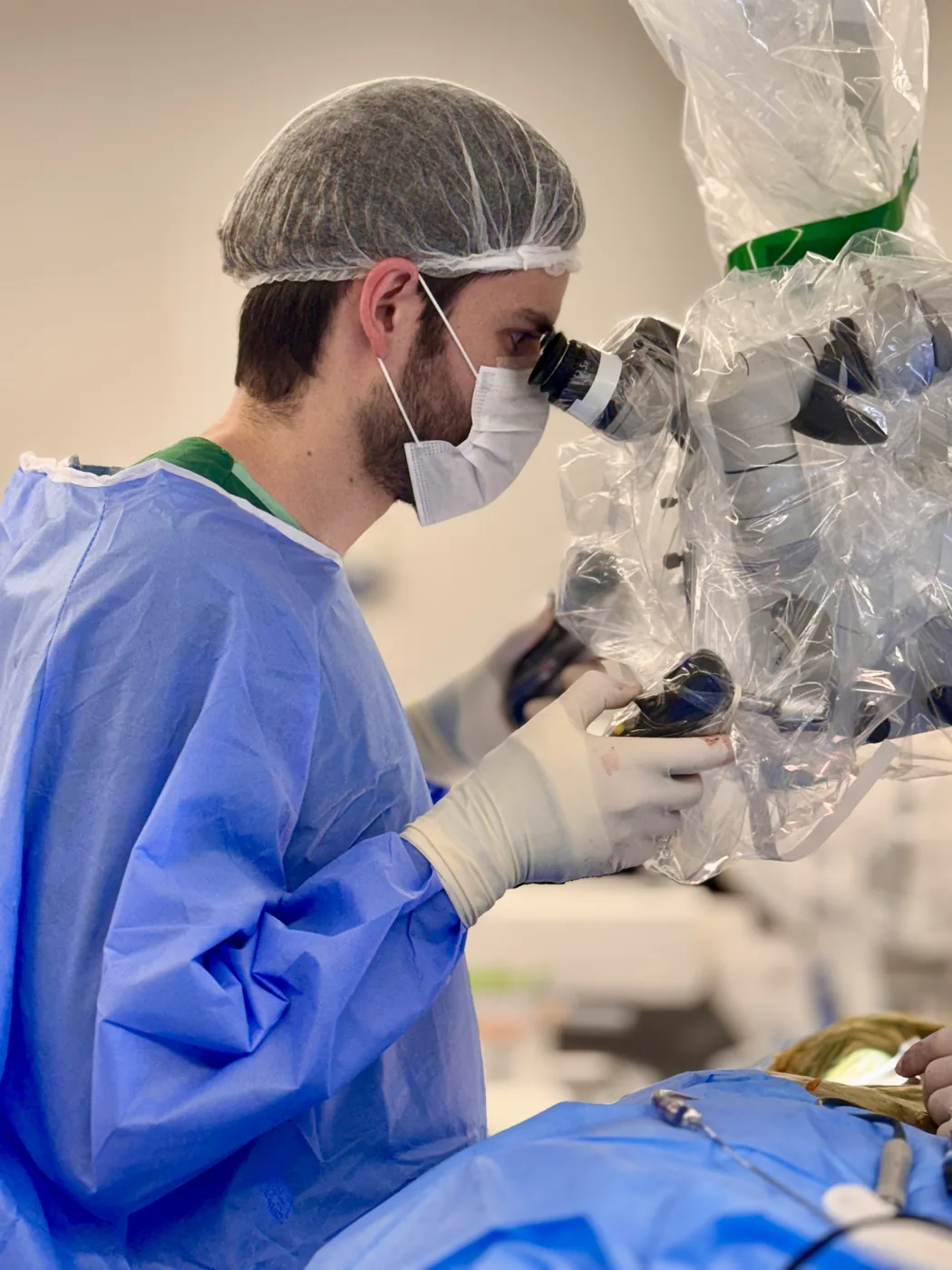 Dr. Daniel Perini realizando microcirurgia da coluna com microscópio cirúrgico